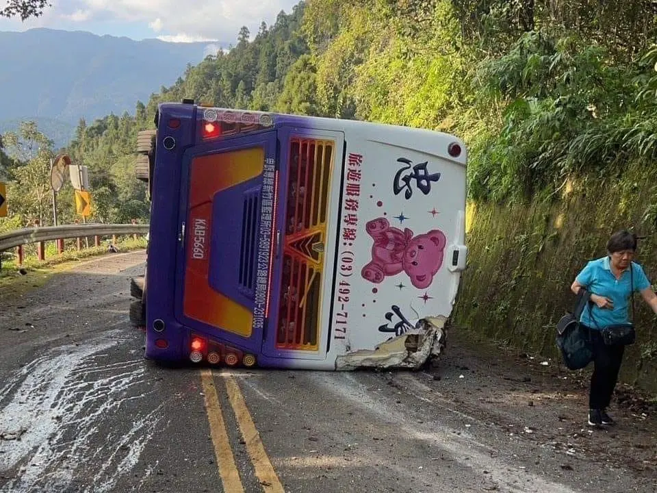 ▲昨（5）下午宜蘭縣太平山國家森林遊樂區，一輛遊覽車失控翻覆，造成多人受傷，造成1人死亡。（圖／翻攝畫面）