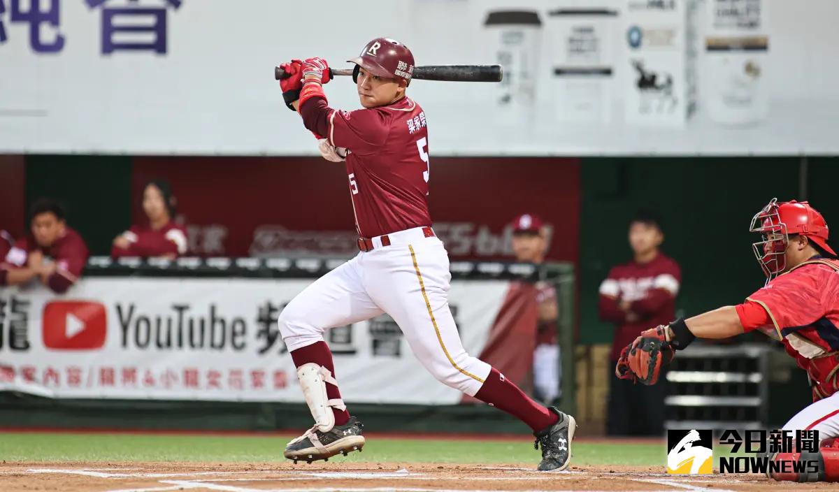 ▲樂天桃猿三壘手梁家榮拿下打擊王，本場擔任現代棒球最重要的第二棒。（圖／記者葉政勳攝 , 2023.11.05）