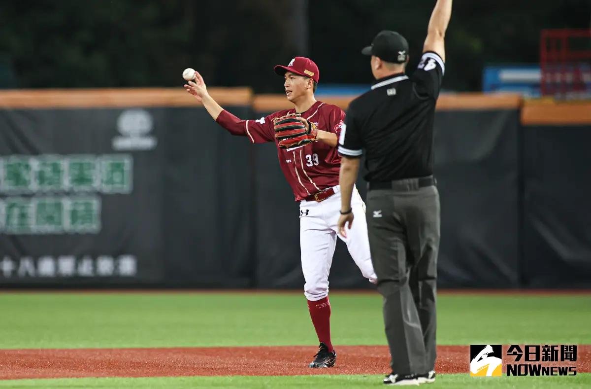 ▲樂天桃猿在季後賽守備表現穩定，圖為桃猿二壘手林立。（圖／記者葉政勳攝）