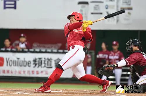 ▲台灣大賽Game2味全龍指定打擊吉力吉撈.鞏冠 。(圖/記者葉政勳攝 , 2023.11.05) ▲台灣大賽Game3味全龍指定打擊吉力吉撈.鞏冠在首局上從曾仁和手中轟出陽春砲 。(圖/記者葉政勳攝)