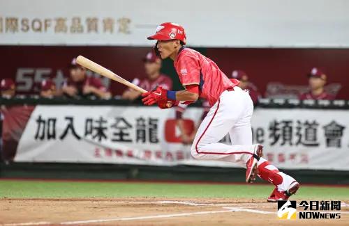 ▲台灣大賽Game2味全龍外野手郭天信。(圖/記者葉政勳攝 , 2023.11.05) ▲台灣大賽Game3味全龍外野手郭天信安打建功,一棒將戰局扳平。(圖/記者葉政勳攝)