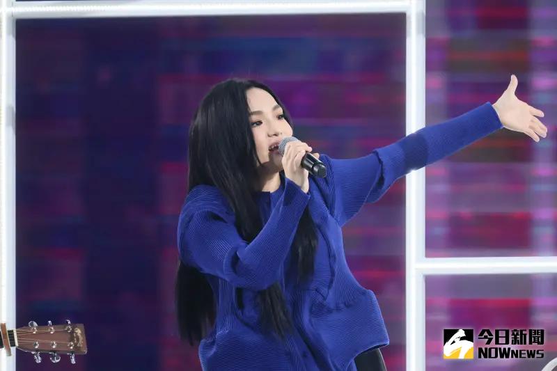 ▲徐佳瑩在演唱會上直播，放鬆的她當場吃起了香蕉，還與粉絲近距離互動。（圖／記者鄭孟晃攝）