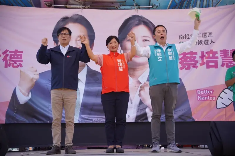 ▲高雄市長陳其邁(左)與名間鄉長陳翰立為蔡培慧站台。(圖/蔡培慧競總提供,2023.11.05)