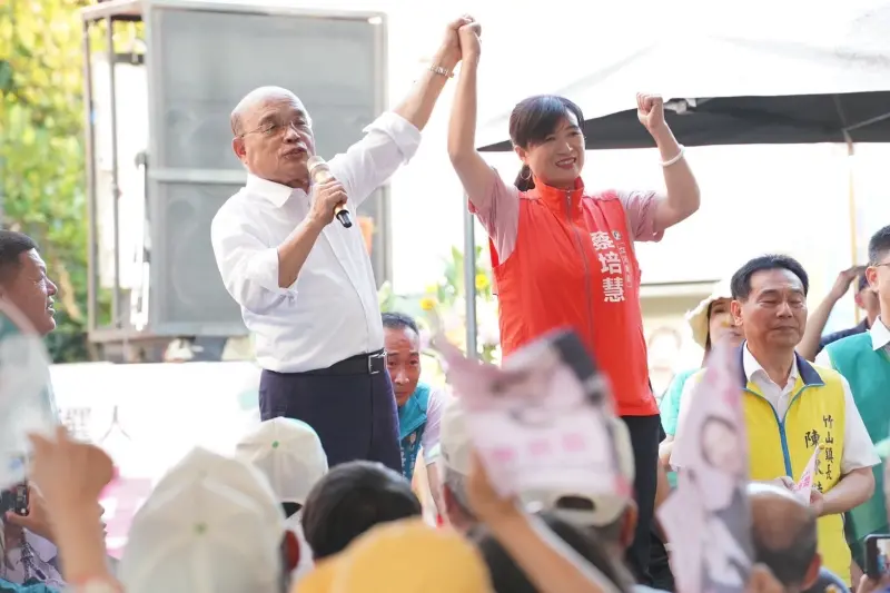▲前行政院長蘇貞昌拉起蔡培慧的手,要大家支持真正做事的人。(圖/蔡培慧競總提供,2023.11.05)