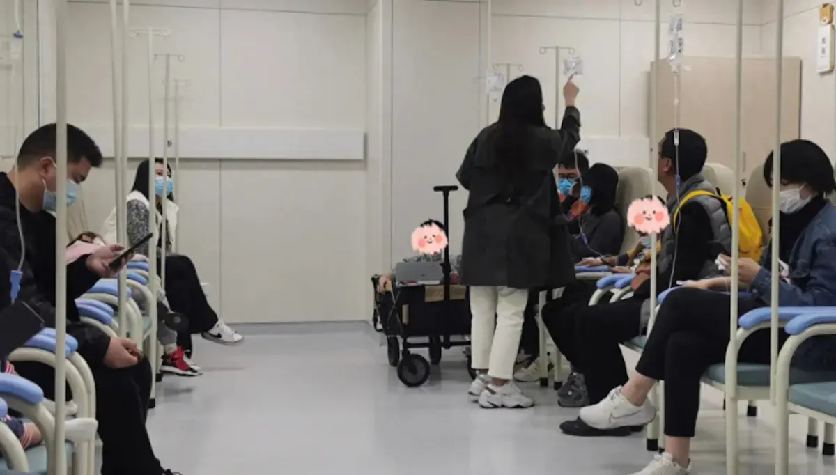 ▲中國多地近期爆發流感與肺炎黴漿菌感染症，在兩種呼吸道疾病雙雙夾擊下，許多兒童交互感染導致醫院門診爆滿。圖為北京朝陽醫院常營院區輸液的兒童。（圖／翻攝自《人民日報》)