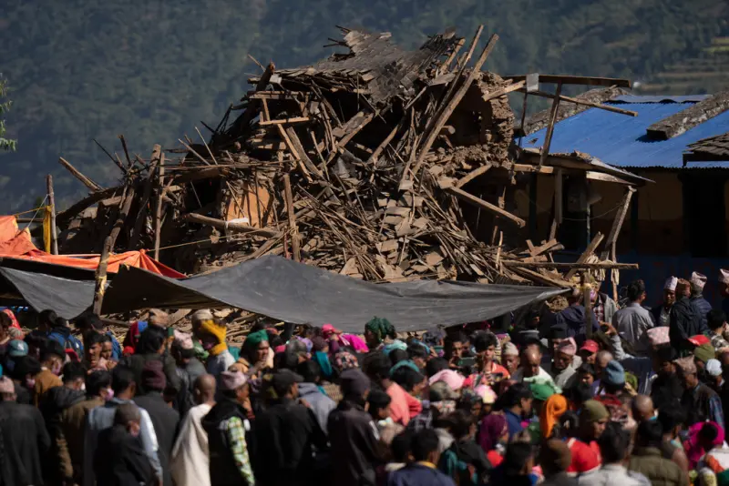 ▲尼泊爾西部地區發生強震36小時後，至少有157人喪命、逾100人受傷，當地官員表示，搜救工作已於今天結束，重點轉向為等待食物和避難收容處的倖存者提供援助。（圖／美聯社／達志影像）