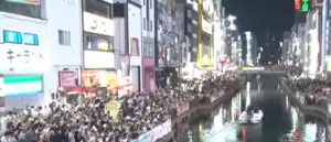 ▲日本警方出動輕艇，呼籲球迷冷靜不要跳河慶祝。（圖／取自nicovideo）