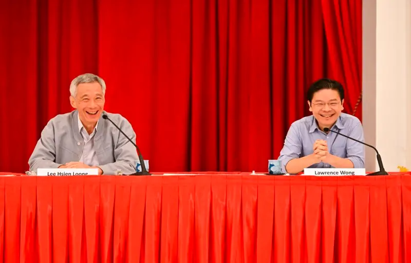 ▲新加坡總理李顯龍（左）即將在下月中旬，正任交棒給現任副總理兼財政部長黃循財（右）。資料照。（圖／美聯社／達志影像）
