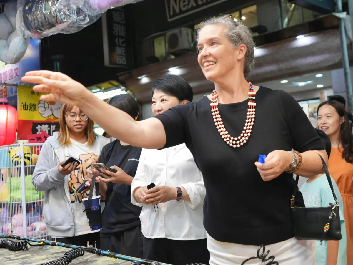 ▲AIT處長孫曉雅在一中街體驗射氣球，一出手便命中一顆。（圖／翻攝盧秀燕臉書，2023.11.05）