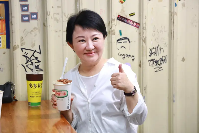 ▲好久沒有現場吃一中街豐仁冰,盧秀燕豎起大拇指好滿足。(圖/翻攝盧秀燕臉書,2023.11.05)