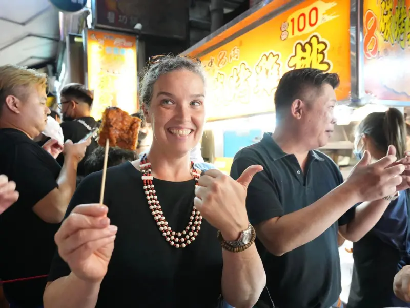 ▲孫曉雅邊走邊吃大雞排,體驗台中的夜市文化。(圖/翻攝盧秀燕臉書,2023.11.05)