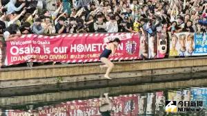 ▲阪神虎迷瘋狂慶祝跳下河川，一名女子身穿泳衣，十分勇敢。（圖／記者郭俊暉攝，2023.11.05）