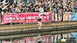 阪神虎迷瘋狂慶祝跳下河川,一名女子身穿泳衣,十分勇敢。(圖/記者郭俊暉攝,2023.11.05) ▲阪神虎迷瘋狂慶祝跳下河川,一名女子身穿泳衣,十分勇敢。(圖/記者郭俊暉攝,2023.11.05)
