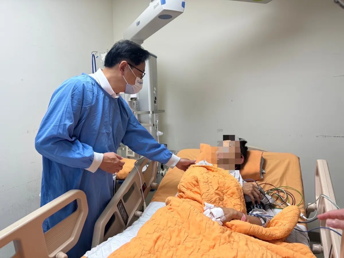 ▲張善政表示，其他輕傷或沒有住院的，市府都已經調派車輛，預計明天將他們接回桃園。（圖／桃園市政府提供）