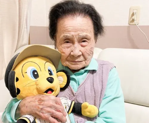 ▲超級資深阪神虎迷村重富美阿嬤，已經102歲，還是很有活力。(圖／取自讀賣新聞）