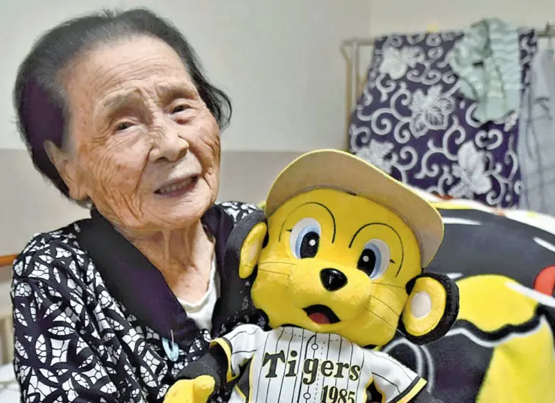 ▲超級資深阪神虎迷村重富美阿嬤，已經102歲，還是很有活力。(圖／取自讀賣新聞）