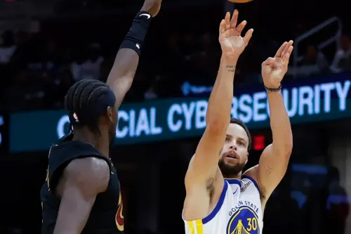 NBA／勇士35歲Curry越老越猛！　賽季前10場創下聯盟新紀錄
