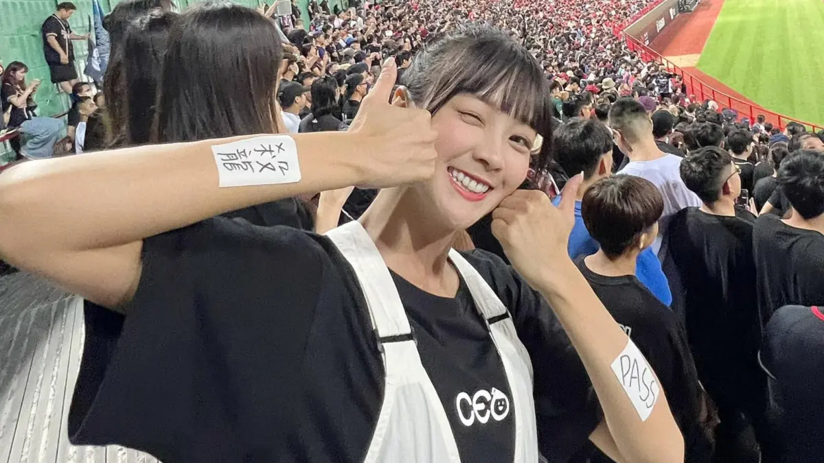 ▲籃籃甩開「無心啦啦隊」的風波現身，手上還貼著2法寶殺龍成功，粉絲見狀紛紛笑翻，「難怪會贏球！」（圖／籃籃FB）