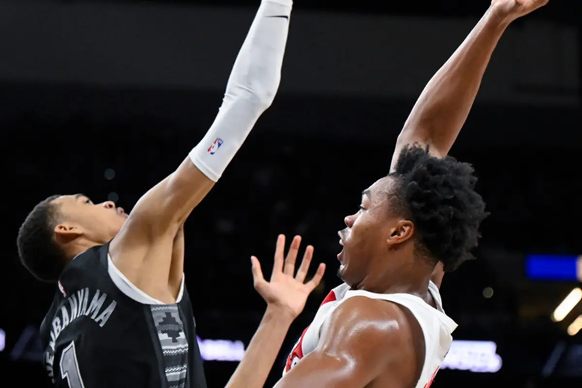 ▲聖安東尼奧馬刺球星Victor Wembanyama跳起試圖封蓋暴龍球員投籃。（圖／美聯社／達志影像）