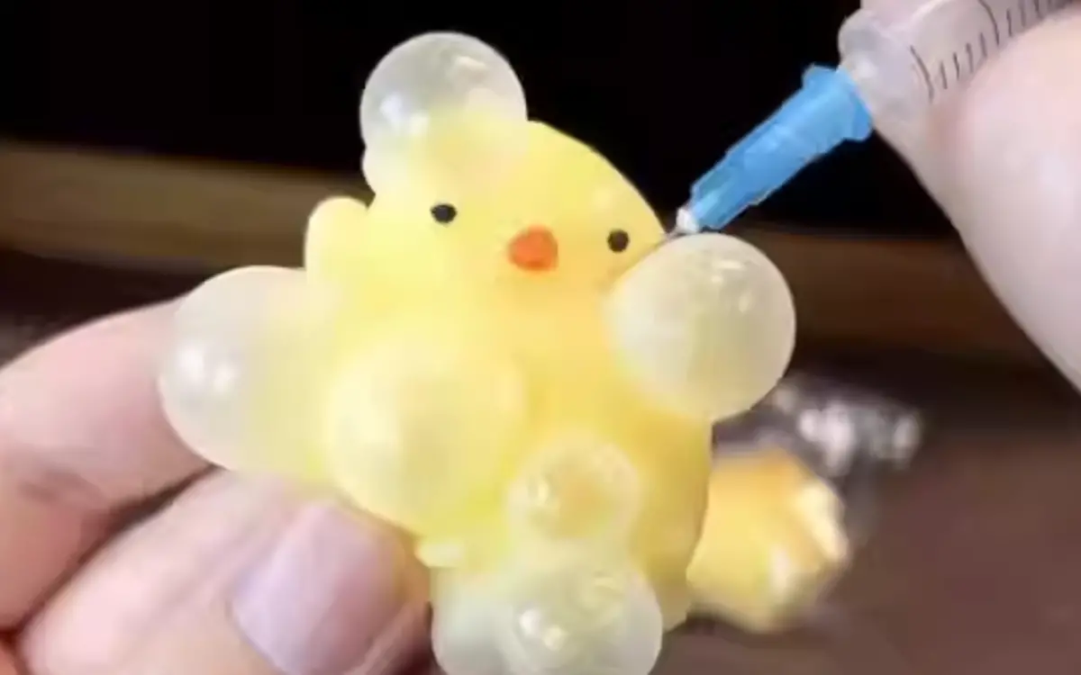 ▲中國近期流行一款附有針頭的「擠痘痘」減壓玩具，該款玩具已流入台灣市面。（圖／淘寶網）