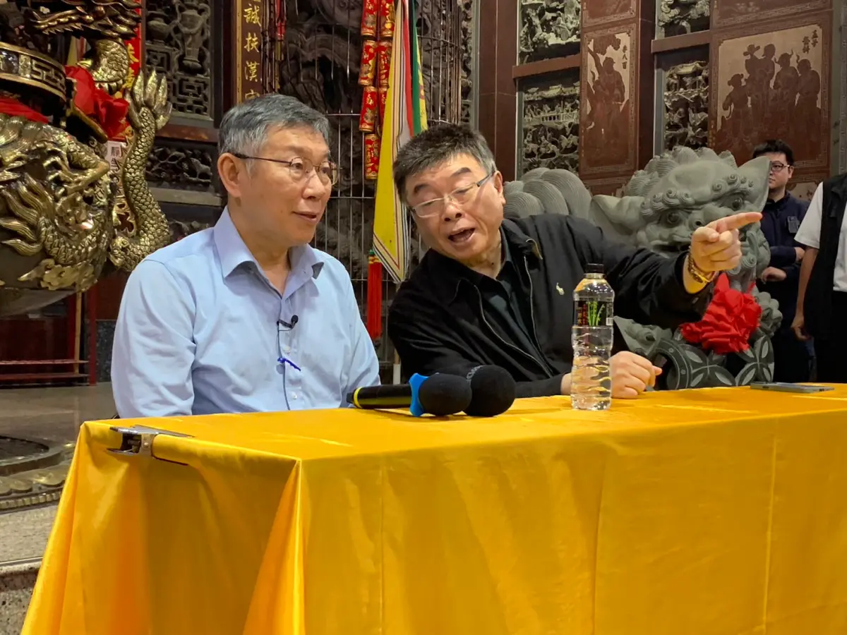 ▲民眾黨總統參選人柯文哲昨（5）日晚間受邀至高雄意誠堂短講，邱毅現身相挺。（圖／民眾提供）