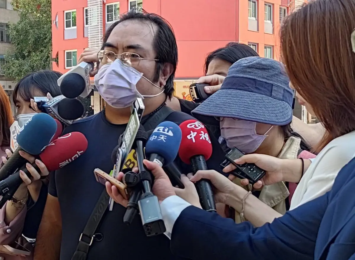 ▲凌先生與趙小姐出面控訴徐春鶯拆散家庭，害趙小姐被綁新疆醫院３個月。（圖／記者邱新博攝，2023.11.06）
