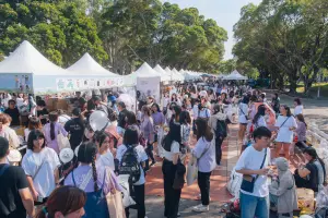 ▲Ozone在輔仁大學錄製收官場，聚集5000位粉絲，排隊入場和買周邊的人龍一路綿延近800公尺。