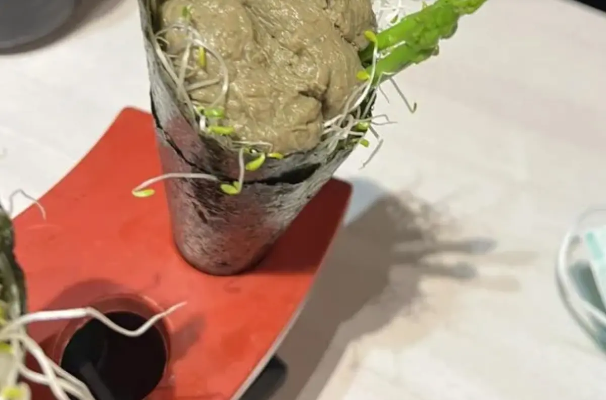 ▲近日有女網友到日料餐廳用餐點了手捲，結果把手捲拿開後，將架子倒過來一看，卻發現超噁真相。（示意圖/爆廢公社二館）