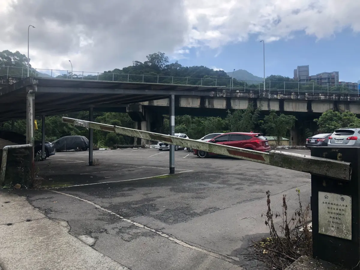 ▲新北市政府前往廖先翔家族所經營的汐止茄苳路324號旁停車場會勘稽查。（圖 ／新北市政府交通局提供）