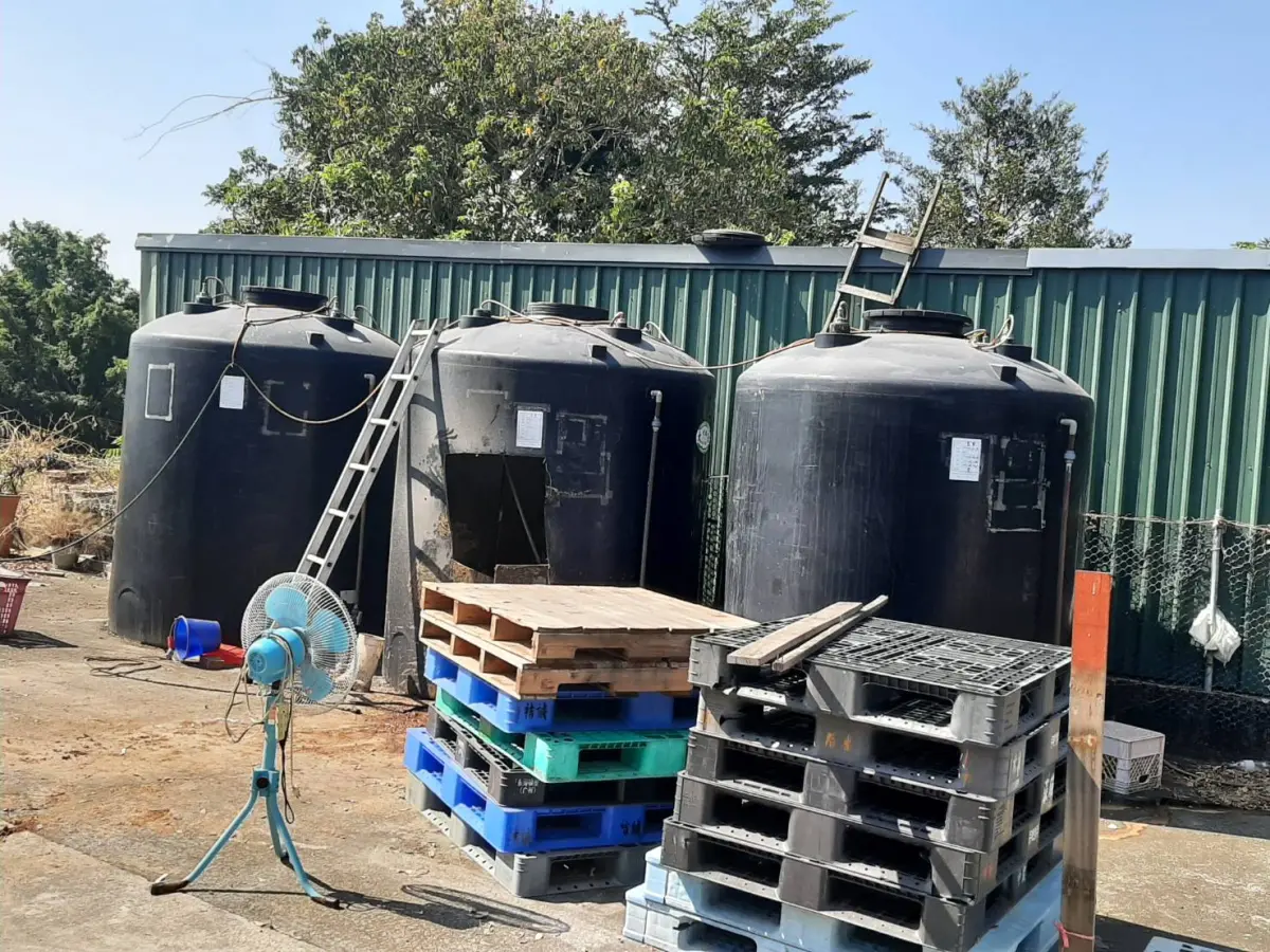 ▲台南市新化區某醬油工廠有三人暈倒於醬油槽內，職安署南區職安中心已於現場要求事業單位立即停工。（圖／台南市政府提供）