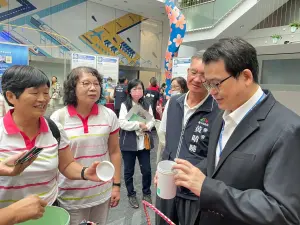 ▲台中市低碳永續城市傑出貢獻獎今頒獎暨成果展，秘書長黃崇典逐攤參觀肯定。（圖/台中市政府提