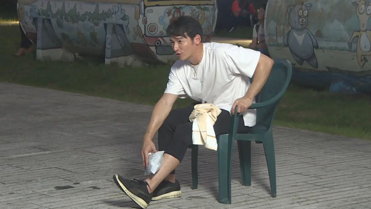 ▲温昇豪日前參與節目《鬥陣大廟埕》的錄製時，不慎遭到鋼筋劃傷血流不止，緊急送醫縫針後，溫昇豪強忍疼痛完成任務。（圖／民視提供）