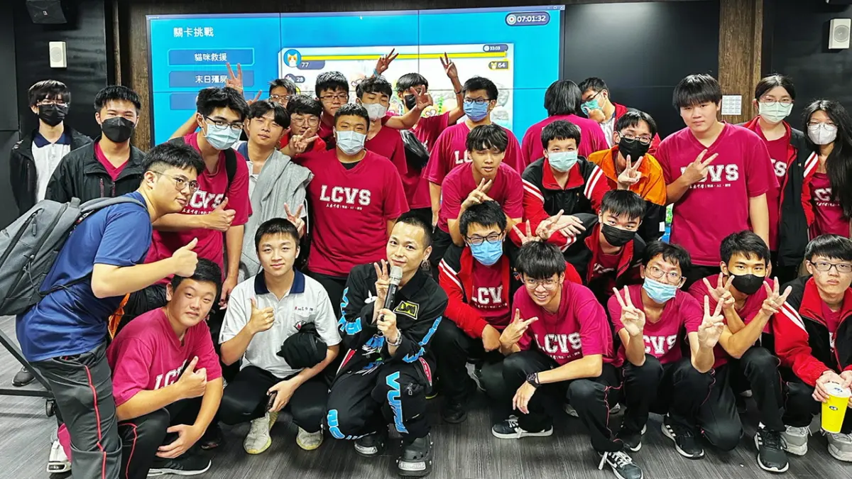 ▲立志中學學員於虛擬運動科藝館師生合影。（圖／樹德科大提供）