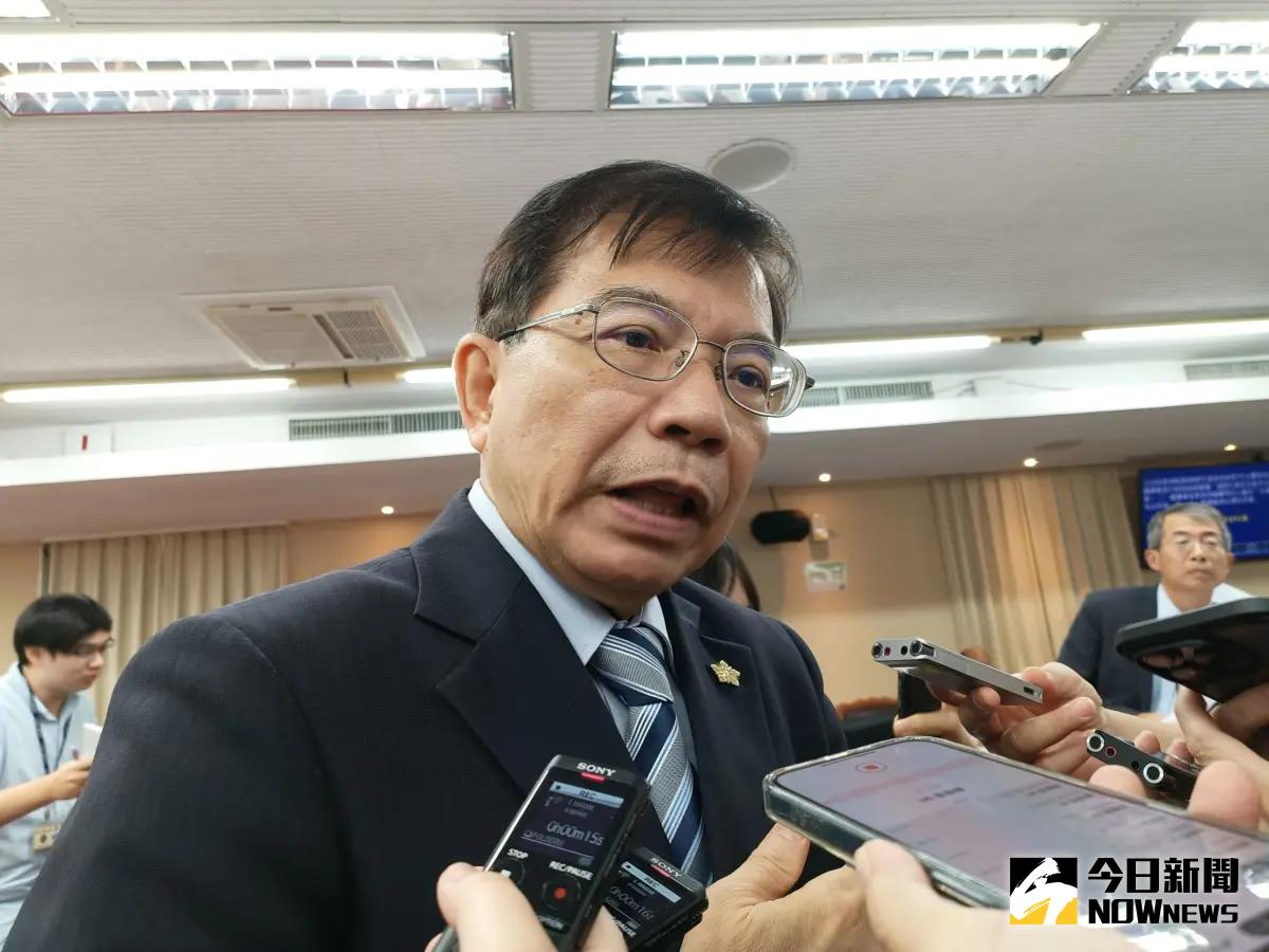 ▲交通部長王國材今（15）日表示，未來併排臨停仍會記點，其他路口、公車站附近臨停上下客將罰款但不記點。（圖／記者許若茵攝）