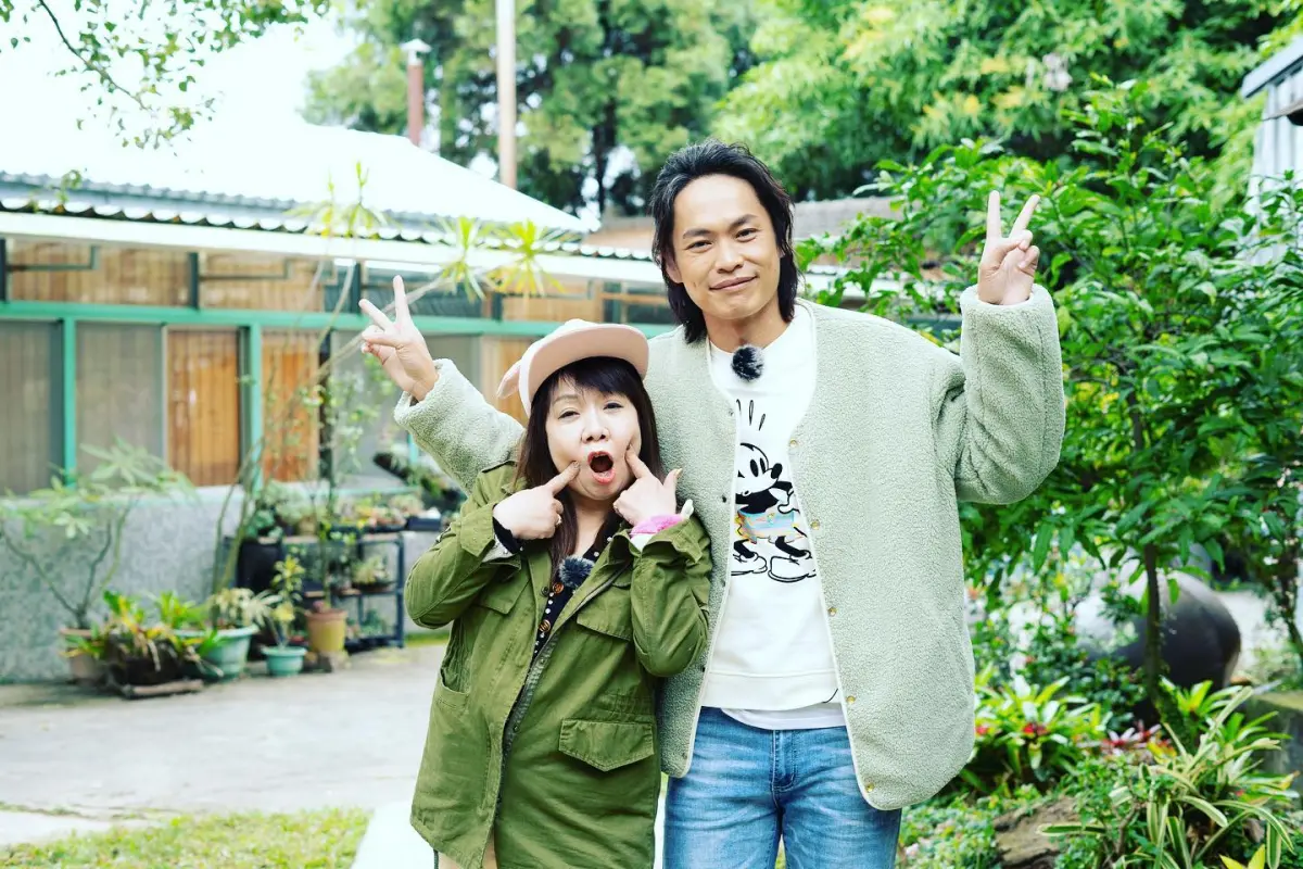 ▲黃鐙輝（右）岳母萁媽觀念非常新潮，認為小孩沒考試就可請假去玩。（圖／黃鐙輝臉書）