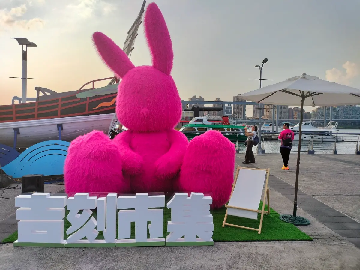 ▲夕陽美景搭配可愛萌兔，現場吸引許多遊客拍照合影。（圖／品牌提供）