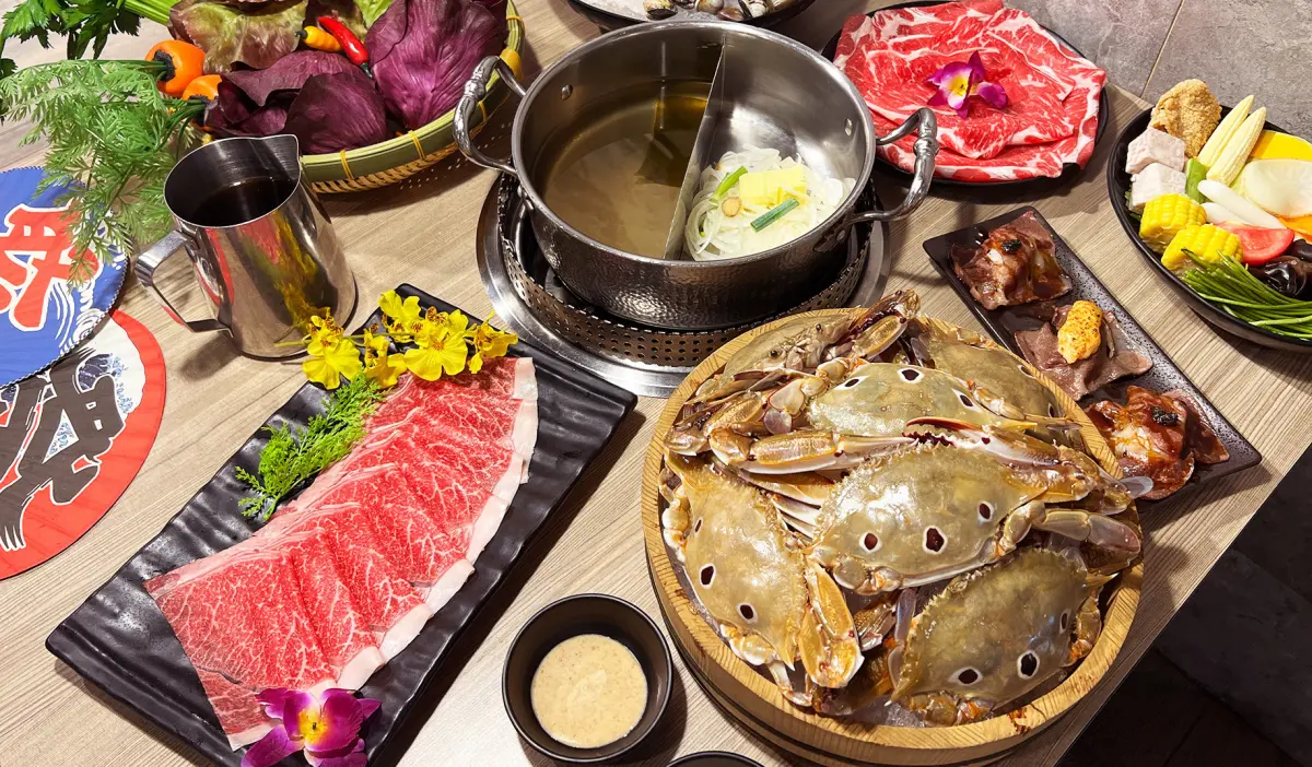 ▲雙11必吃「身份證優惠」！對中4個「1」，免費吃光棍節屠夫漢堡；配偶欄空白的「法定單身」者，可享馬辣集團涮樂和牛鍋物升級「三點蟹吃到飽」；還有薯條、飲料都只要11元。（圖／馬辣集團提供）