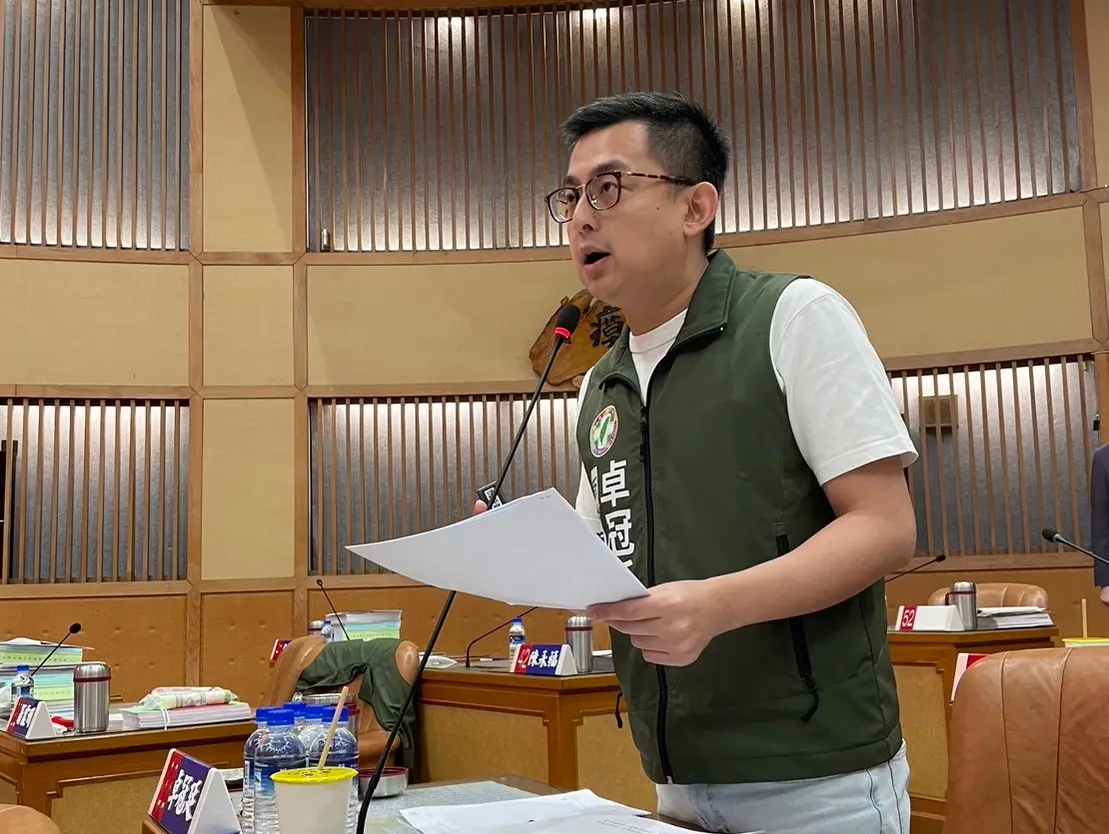 ▲針對新北基層鄰長業務繁多無薪水，新北市議員卓冠廷在議會市政總質詢上爭取基層鄰長比照四都調升至2000元。（圖 ／新北市議員卓冠廷提供）