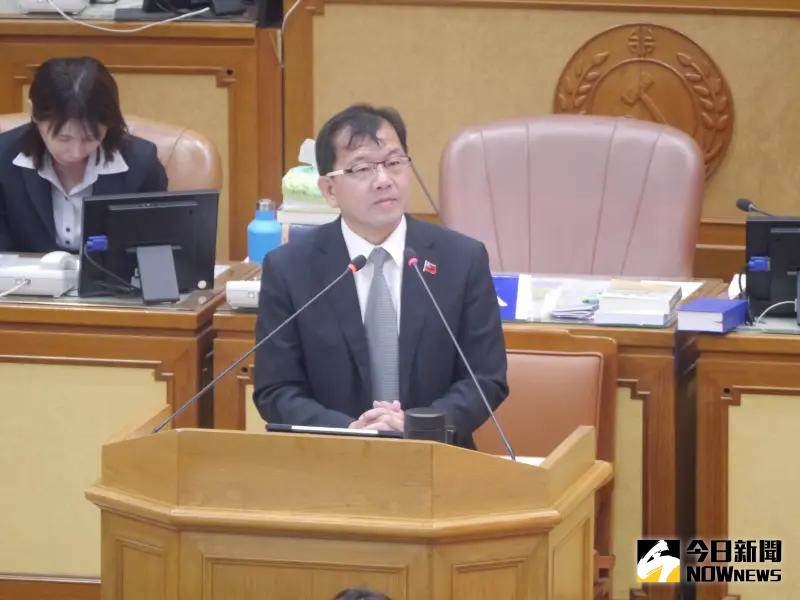 ▲針對新北基層鄰長業務繁多無薪水，新北市政府民政局長林耀長允諾會在一個月內提出完整研議評估報告。（圖 ／記者吳嘉億攝，2023.11.16）