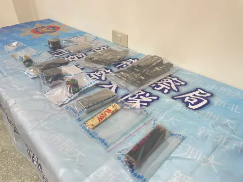 ▲新北市刑大查獲大麻、磅秤及施用器具等證物。(圖/翻攝畫面) ▲新北市刑大查獲大麻、磅秤及施用器具等證物。(圖/翻攝畫面)