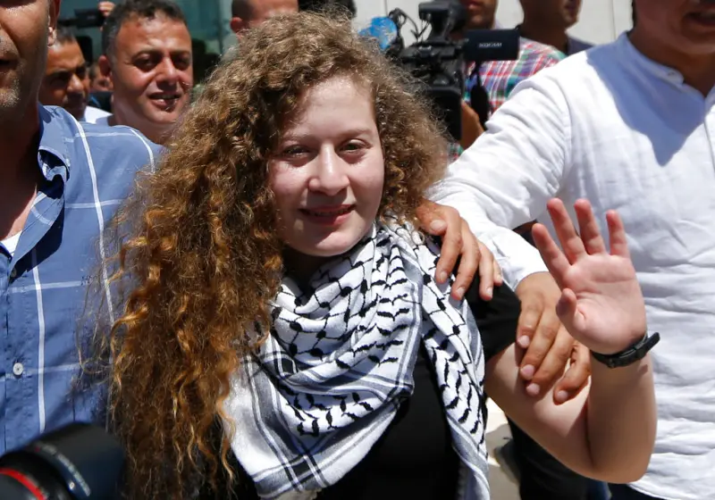 ▲以色列軍方今天告訴法新社，以軍已在以色列占領的約旦河西岸一場突襲行動中，逮捕22歲的知名巴勒斯坦女性運動人士塔米米（Ahed Tamimi），稱她涉嫌煽動恐怖主義行為。（圖／美聯社／達志影像）