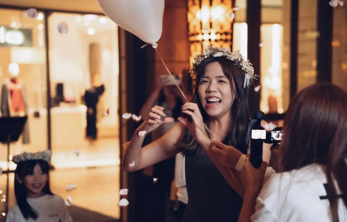 ▲百萬YouTuber「欸你這週要幹嘛」的姊姊Ariel被男友求婚成功，點頭升格人妻，不少老粉相當開心。（圖/IG@欸你這週要幹嘛）