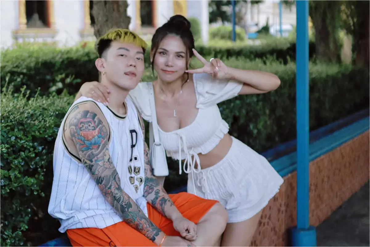 ▲湯宇（左）見警察上門搜索毒品直回：「你們自己搜」，蕾菈看到毒品後裝傻：「這是什麼」。（圖／蕾菈臉書）