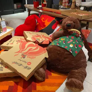 ▲IKEA熊熊在自家賣場吃起必勝客披薩，「周末在家的me」好像也沒說錯。（圖／翻攝自IKEA FB）