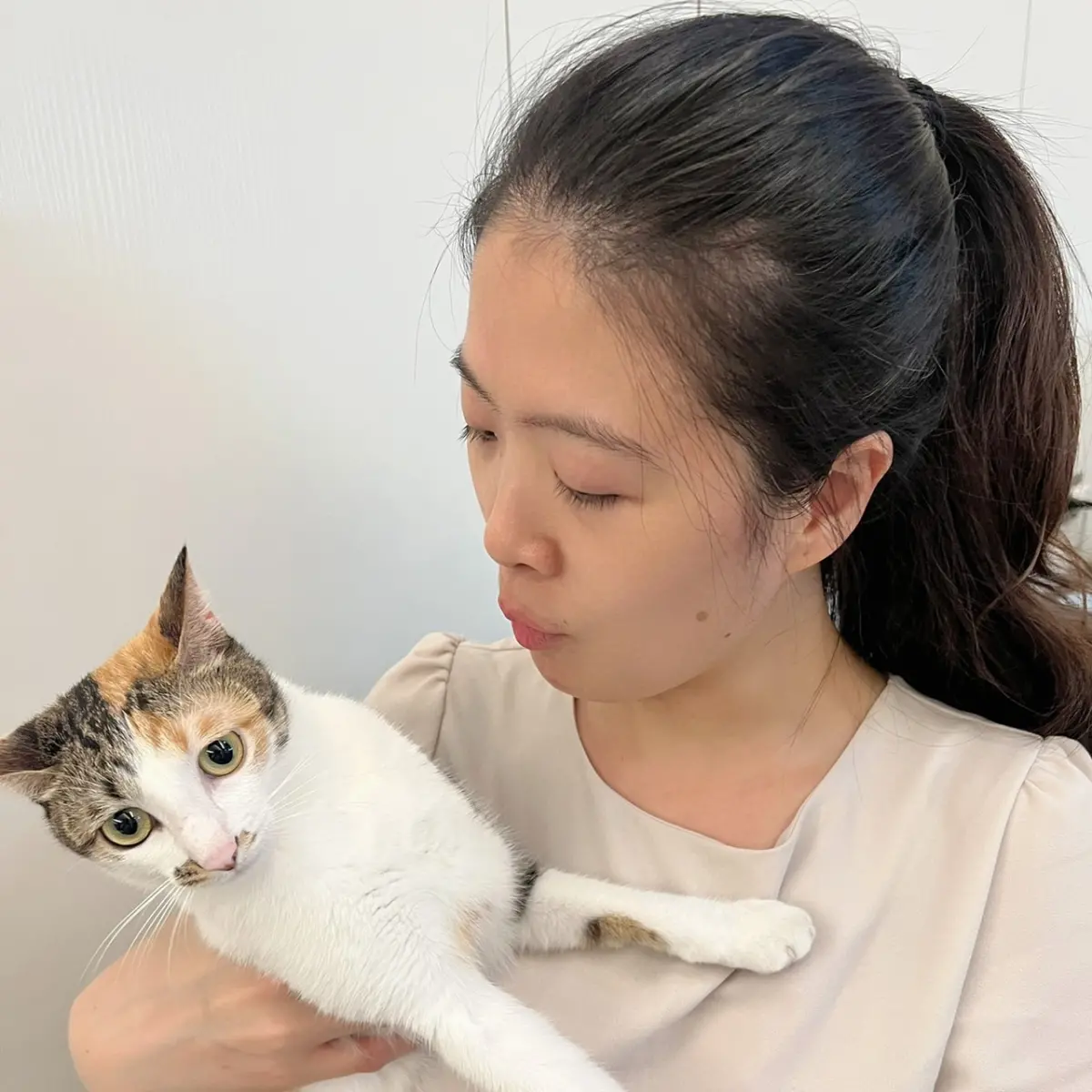 ▲亞大醫院研究發現，女性寵物飼主對貓狗皮屑的過敏比例顯著高於男性。(圖／情境照醫院提供2023.11.7)