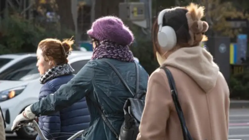 ▲寒冷天氣7日席捲韓國，不少上班族都拿出圍巾、棉衣應對。（圖／翻攝自News 1）