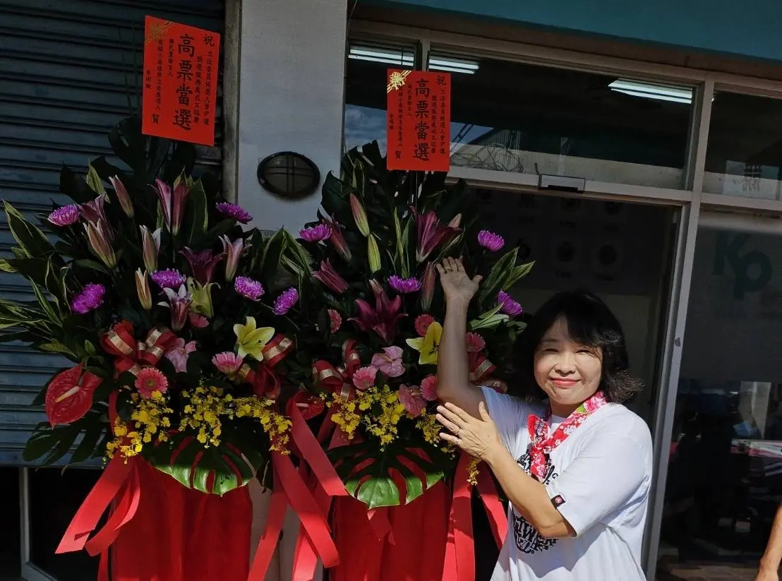 ▲國民黨高雄市第八選區立委參選人李明璇致贈花籃給民眾黨高雄市立委第一選區參選人曾尹儷（圖），祝福曾尹儷能在此次選舉中能高票當選。（圖／翻攝畫面）