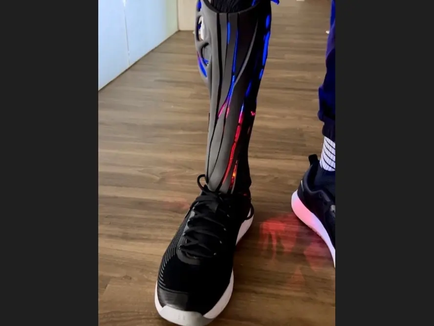 ▲ 大同大學設計團隊用3D列印為截肢校友打造「鋼鐵人」義肢外殼，擁有肌肉線條之外，還會發出七彩光束。（圖／大同大學提供）