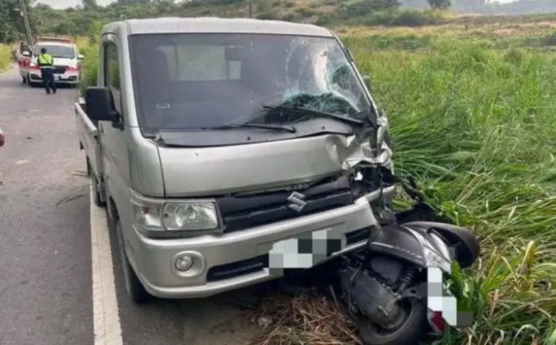 ▲高雄林園嚴重車禍，雙載機車2人命危送醫。（圖／翻攝畫面）