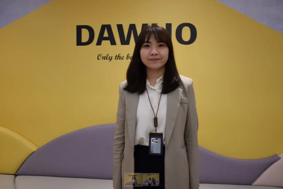 ▲28歲的蔡芷琳透過勞動部的「產業新尖兵計畫」，成功跨進金融業，晉升百萬年薪主管。（圖／勞動部提供）